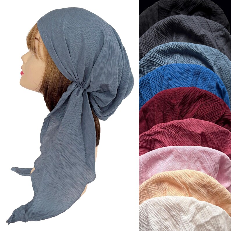 Puede incluir: Un pa&ntilde;uelo azul con un dise&ntilde;o plisado, atado en la parte posterior, se muestra en una cabeza de maniqu&iacute;. Tambi&eacute;n se ven otros pa&ntilde;uelos en varios colores, incluyendo negro, azul, rojo, rosa y beige.