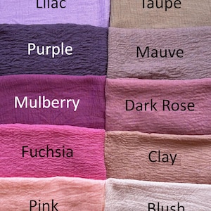 Op de afbeelding: Een raster van tien stoffen stalen met een gekreukte textuur, elk gelabeld met de kleur: Lilac, Taupe, Purple, Mauve, Mulberry, Dark Rose, Fuchsia, Clay, Pink en Blush. De stukken stof zijn gerangschikt in twee kolommen en vijf rijen.