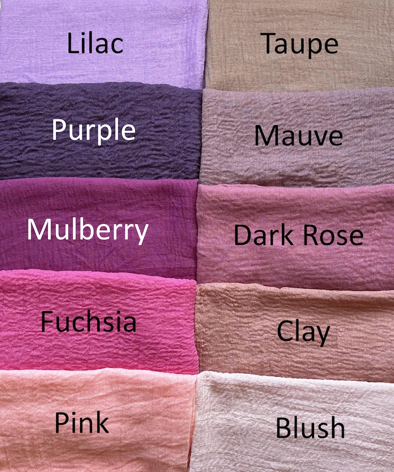Op de afbeelding: Een raster van tien stoffen stalen met een gekreukte textuur, elk gelabeld met de kleur: Lilac, Taupe, Purple, Mauve, Mulberry, Dark Rose, Fuchsia, Clay, Pink en Blush. De stukken stof zijn gerangschikt in twee kolommen en vijf rijen.