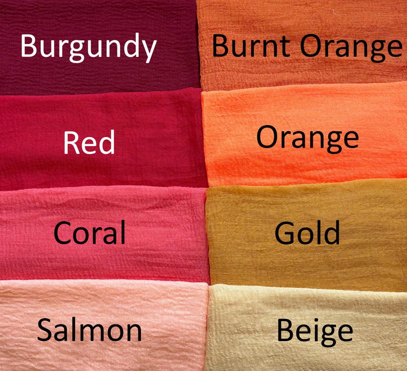 Op de afbeelding: Een raster van acht gestructureerde stofstalen in verschillende kleuren, elk gelabeld met de bijbehorende naam: Burgundy, Burnt Orange, Red, Orange, Coral, Gold, Salmon en Beige. De stof heeft een gekreukeld, gaasachtig uiterlijk.