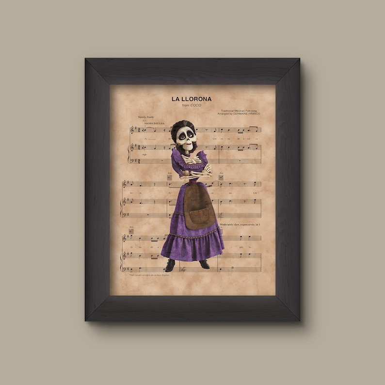 Pu&ograve; includere: Una stampa di spartito musicale in stile vintage con La Llorona dal film Coco. L'immagine mostra una donna scheletrica con un vestito viola e un grembiule marrone, con il titolo della canzone e le informazioni sul compositore in alto.