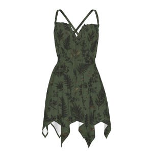 Peut inclure: Une robe sans manches vert olive ornée d'un imprimé botanique sombre de fougères et de feuilles avec de subtils accents dorés. Le vêtement présente un décolleté en V, de fines bretelles croisées et un ourlet asymétrique en pointe.