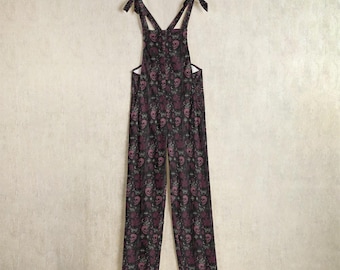 Witching Hour Gothic Jumpsuit: Himmlische Schädel, Monde & Motten