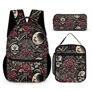 Op de afbeelding: Een rugzak, etui en lunchtas set met een gotisch bloemenontwerp. Het patroon bevat schedels, rozen, manen en vogels in zwart, grijs en rood. De rugzak heeft zwarte mesh zijzakken en bandjes.