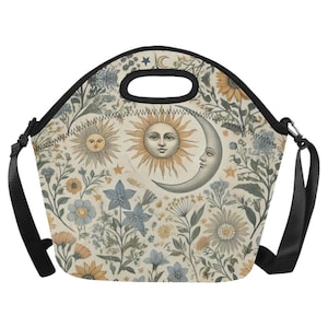 Könnte beinhalten: Beige Lunchbag mit einem Himmelsdesign mit Sonne, Mond und Blumenmuster. Die Tasche hat einen schwarzen Griff und einen abnehmbaren schwarzen Schultergurt. Die Tasche ist mit Blumen in Blau-, Gelb- und Beigetönen verziert.