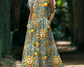Puede incluir: Vestido largo sin mangas con un estampado vibrante de soles sonrientes, limones y elementos florales en amarillo, azul y blanco. El vestido presenta un cuello en V y bolsillos, creando una estética veraniega y alegre.