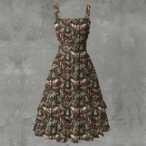 Puede incluir: Un vestido de verano marrón con un patrón repetido de insectos, incluyendo polillas y escarabajos. El vestido tiene un escote cuadrado, tirantes finos y una falda acampanada. Los insectos son en tonos verdes, rosas y crema.
