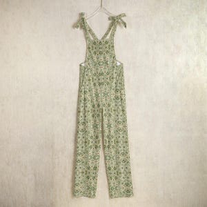 Floraler Jersey-Jumpsuit: Verdant Bloom Print, leichter Strampler