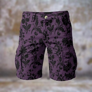 Może przedstawiać: Fioletowe szorty cargo z czarnym kwiatowym wzorem. Szorty mają dwie kieszenie cargo po bokach, zapięcie na guziki i szlufki na pasek. Kwiatowy wzór pokrywa całe szorty.