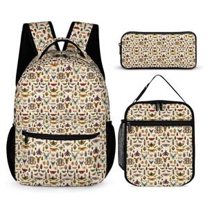 Op de afbeelding: Een set bestaande uit een rugzak, etui en lunchtas. De items hebben een crèmekleurige achtergrond met een herhalend patroon van kleurrijke insecten. De rugzak heeft zwarte mesh zijzakken en zwarte bandjes.
