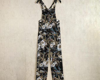 Kolibri-Blumen-Jumpsuit: Boho-Strampler mit weitem Bein