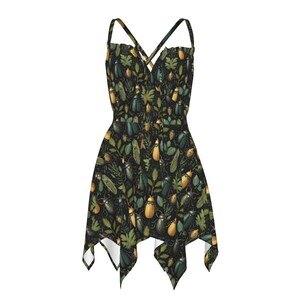 Op de afbeelding: Een zwarte jurk met een V-hals en gekruiste bandjes. De jurk is bedekt met een patroon van groene, gele en blauwe kevers en bladeren. De zoom heeft een asymmetrisch ontwerp.