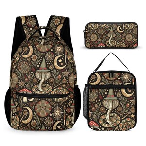 Op de afbeelding: Een set bestaande uit een zwarte rugzak, etui en lunchtas. De set heeft een herhalend patroon van een cobra met een heksenhoed, manen, sterren en bloemen in bruin, rood en groen. De rugzak heeft zwarte mesh zijzakken en bandjes.