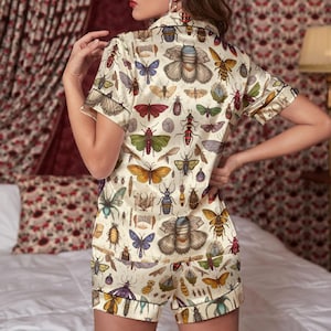 Conjunto de pijama com estampa de insetos: roupa de dormir feminina leve em cetim. imagem 2