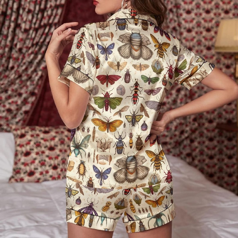Conjunto de pijama com estampa de insetos: roupa de dormir feminina leve em cetim. imagem 2
