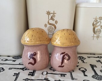 Vintage Salt and Pepper Shakers, Toadstool Salt and Pepper Shaker, Kitsch, Kitchenalia, Collectible, S&P Shakers, Salt, Pepper, Spices,