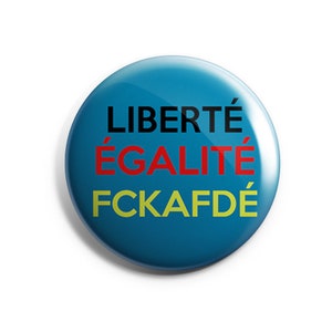 Könnte beinhalten: Ein runder blauer Knopf mit den Worten "LIBERTÉ ÉGALITÉ FCKAFDÉ" in schwarzer, roter und gelber Schrift.
