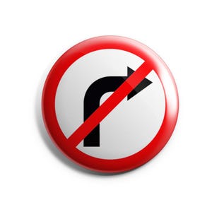 Könnte beinhalten: Ein rundes Verkehrszeichen in Rot und Weiß mit einer diagonalen roten Linie. Das Schild zeigt einen schwarzen Pfeil nach rechts, der ein Rechtsabbiegeverbot anzeigt.