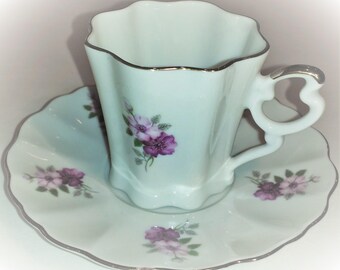 PREÇO REDUZIDO! Conjunto de xícara e pires Demi Tasse - Branco com flores de lavanda