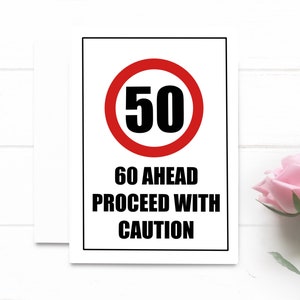 Cartão de aniversário engraçado de 50 anos. 60 Adiante Prossiga com Cuidado.