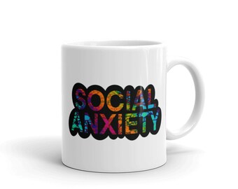 Caneca de ansiedade social. Caneca branca brilhante. Bebedor de café ansioso.