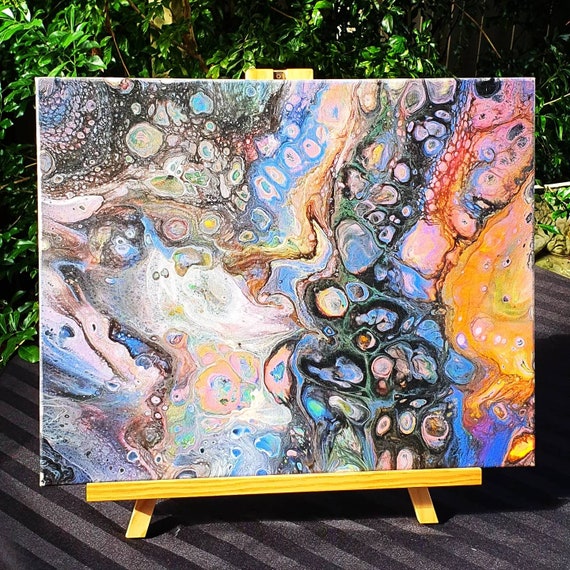 暗く美しい絵画。流動的なアートワーク。抽象アート。アクリル絵の具