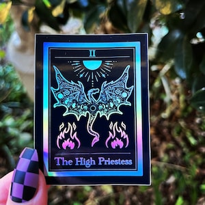 L’autocollant holographique de la carte de tarot de la Grande Prêtresse. Autocollant Dragon. Autocollant mystique. Autocollants imperméables. Autocollant de jeu de cartes de tarot.