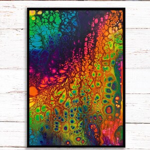 K&ouml;nnte beinhalten: Abstraktes Gem&auml;lde mit einem Regenbogen aus Farben, darunter Gr&uuml;n, Blau, Lila, Orange und Gelb. Die Farbe ist verwirbelt und geschichtet, wodurch ein einzigartiges und auff&auml;lliges Design entsteht.