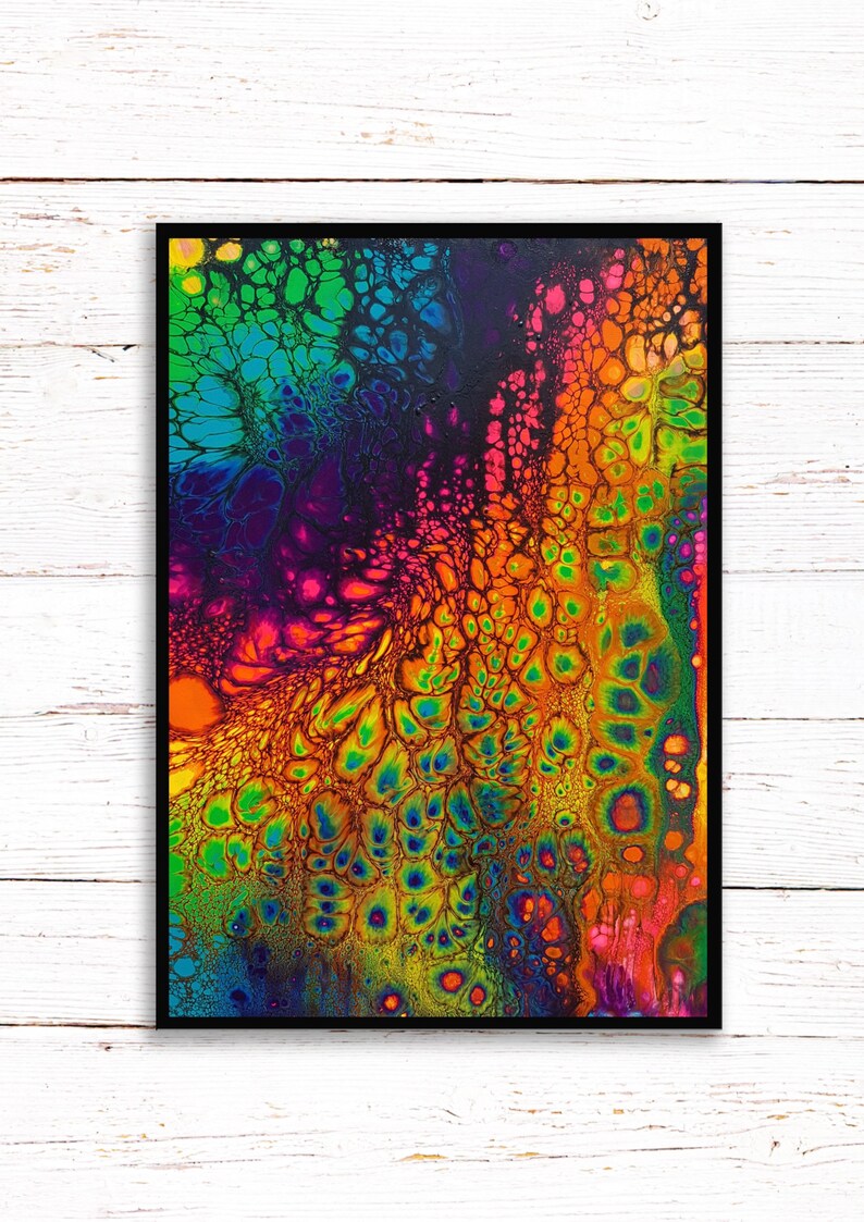 K&ouml;nnte beinhalten: Abstraktes Gem&auml;lde mit einem Regenbogen aus Farben, darunter Gr&uuml;n, Blau, Lila, Orange und Gelb. Die Farbe ist verwirbelt und geschichtet, wodurch ein einzigartiges und auff&auml;lliges Design entsteht.