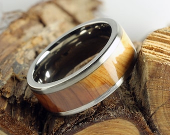Anillo de bodas de titanio para hombre con incrustaciones de madera de cedro