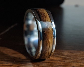 Anel exclusivo de madeira em barril de uísque com núcleo de titânio - aliança de casamento masculina feita à mão