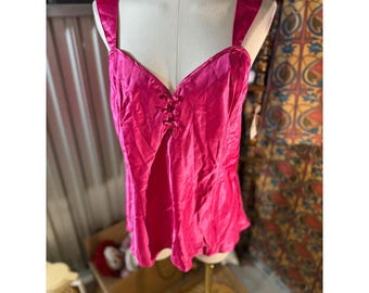 Top de tirantes de satén rosa fucsia Kathryn con escote en V y botones de rana MT51880A, nuevo con etiquetas, talla grande