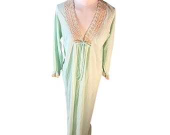 Camicia da notte lunga vintage verde menta con bordo in pizzo all'uncinetto e scollo a V, maniche lunghe.