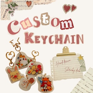 Puede incluir: Una colección de llaveros personalizados con ilustraciones dibujadas a mano de animales y personajes sobre material translúcido con cierres dorados en forma de corazón y estrella. Aparece el texto "CUSTOM KEYCHAIN" y "Hand drawn Shrinky dink".