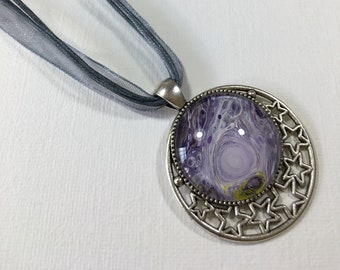 Pendentif avec chaîne, anneaux violets