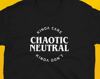 Könnte beinhalten: Schwarzes T-Shirt mit weißem Text, der "Kinda Care Chaotic Neutral Kinda Don't" lautet.