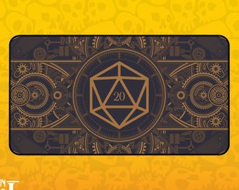 Pode incluir: Um mousepad retangular com um design steampunk. O centro apresenta um dado de vinte lados (d20) dourado com o número 20 dentro. O fundo é azul escuro com engrenagens douradas e elementos de relógio. O logotipo Dungeon Arsenal está na parte inferior.
