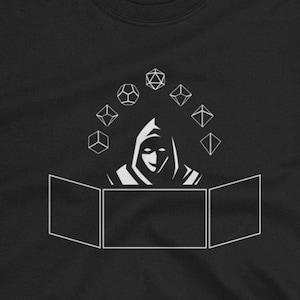 Puede incluir: Camiseta negra con un diseño blanco de una figura encapuchada, dados y una pantalla de master. El diseño presenta varias formas de dados y un personaje estilizado, para los entusiastas de los juegos de mesa.
