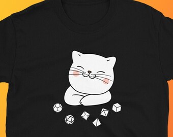 Camiseta de rol de mesa con un adorable gato y dados. Camiseta para juegos de rol en vivo (LARP). Regalo ideal para amantes de los gatos, tanto para frikis como para nerds.