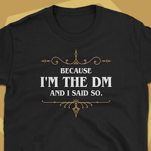 Puede incluir: Camiseta negra con un diseño blanco que dice "Porque soy el DM y lo he dicho."