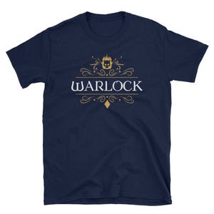Może przedstawiać: Koszulka w kolorze granatowym z nadrukiem w kolorze złotym i białym przedstawiającym czaszkę i napis "WARLOCK".