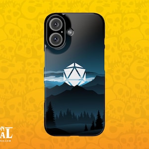 Puede incluir: Una funda de teléfono negra con un paisaje de montaña blanco y un dado blanco de 20 caras en el centro. La funda tiene una lente de cámara negra.
