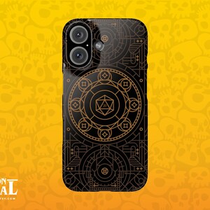 Puede incluir: Funda de teléfono negra con un diseño geométrico dorado. La funda presenta un patrón circular central con un símbolo de dado D20. El fondo es un patrón repetido de calaveras amarillas. El texto "DUNGEON ARSENAL" está en la parte inferior.