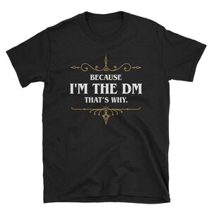 K&ouml;nnte beinhalten: Schwarzes T-Shirt mit dem Text "BECAUSE I'M THE DM THAT'S WHY." in Wei&szlig; und Gold. Der Text ist zentriert und von dekorativen goldenen Verzierungen umrahmt. Ein l&auml;ssiges T-Shirt f&uuml;r Tabletop-Spieler.