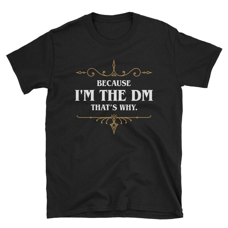 K&ouml;nnte beinhalten: Schwarzes T-Shirt mit dem Text "BECAUSE I'M THE DM THAT'S WHY." in Wei&szlig; und Gold. Der Text ist zentriert und von dekorativen goldenen Verzierungen umrahmt. Ein l&auml;ssiges T-Shirt f&uuml;r Tabletop-Spieler.