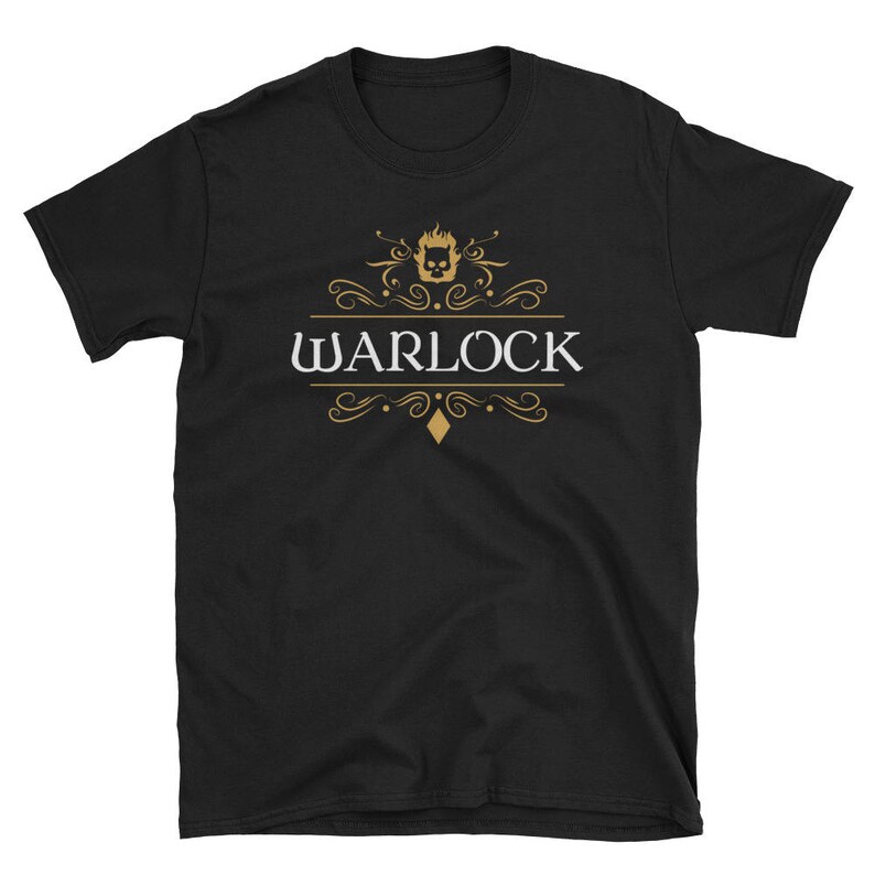 Może przedstawiać: Czarny T-shirt z złotym i białym wzorem przedstawiającym czaszkę z płomieniami i słowem "WARLOCK".