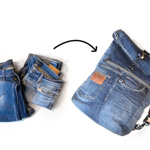 Könnte beinhalten: Eine Denim-Tragetasche aus recycelten Jeans. Die Tasche hat einen Reißverschluss, eine Tasche auf der Vorderseite und einen braunen Lederfleck. Die Tasche hat einen langen Riemen mit Leopardenmuster.