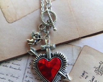 Collana in acciaio con pendente Ex Voto Sacro Cuore con freccia e charm Cupido  in lega tono argento invecchiato con dettagli smalto rosso