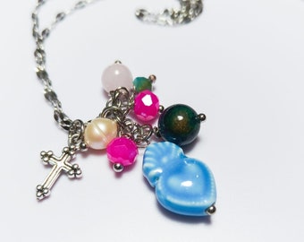 Collar corto de acero estilo boho con Ex Voto Sagrado Corazón en cerámica y piedras semipreciosas, perla, colgante de cruz, cuarzo rosa, ojo de gato.