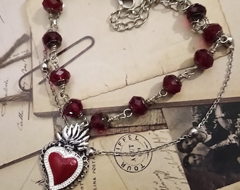 Bracciale braccialetto doppio composto da cristalli sfaccettati rossi e filigrane vintage incatenati a mano e ciondolo Sacro cuore